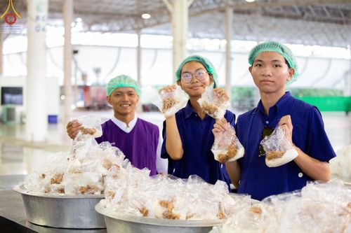 ภาพ No.58781:V.40 ภัตตาหารพระหมื่นวัด เราจัดให้ การปฏิบัติงานของเจ้าหน้าที่และอาสาสมัคร เพื่อรับบุญในการถวายภัตตาหาร แด่คณะสงฆ์ 10,000 กว่าวัดทั่วประเทศ ที่มาร่วมงานวันคุ้มครองโลก จันทร์ที่ 22 เมษายน พ.ศ. 2567 ณ วัดพระธรรมกาย