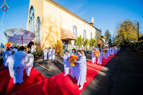 ภาพ No.100910:พิธีทอดกฐินบรมจักรพรรดิสร้างทุกสิ่ง ณ วัดพระธรรมกายออเรกอน ประเทศสหรัฐอเมริกา  วันอาทิตย์ ที่ 26 พฤศจิกายน พ.ศ. 2566