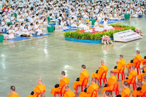 ภาพ No.231982:วันอาทิตย์ที่ 6 กรกฏาคม พ.ศ. 2568 พิธีตักบาตร ข้าวสารอาหารแห้ง  พิธีบูชาข้าวพระ สัมมนาพิเศษราชเหล็ก ณ สภาธรรมกายสากล วัดพระธรรมกาย