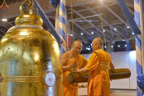 ภาพ No.198533:พิธีฉลองชัยสวดมนต์บทธัมมจักกัปปวัตนสูตร 7,051,919,116 จบ เนื่องในวันคล้ายวันเกิด 116 ปี คุณยายอาจารย์มหารัตนอุบาสิกาจันทร์ ขนนกยูง วันอาทิตย์ที่ 19 มกราคม พ.ศ. 2568 ณ มหารัตนวิหารคด วัดพระธรรมกาย จ.ปทุมธานี