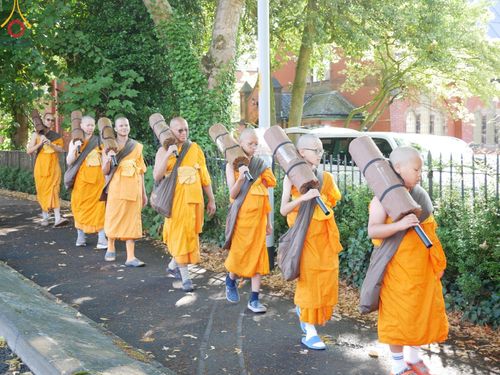 ภาพ No.148759:คณะสงฆ์และสามเณร วัดพระธรรมกายแมนเชสเตอร์  สหราชอาณาจักร จัดเดินธรรมยาตราที่ Peak District National Park , New Mills central , Upper Derwent Visitor Centre, Hope Valley วันอังคารที่ 6 สิงหาคม พ.ศ. 2567