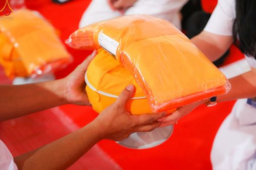 ภาพ No.103063:พิธีขอขมา มอบบาตรและผ้าไตร ธรรมทายาทชาวอินโดนีเซียกว่า 1,000 คน ณ มหาเจดีย์บุโรพุทโธ ประเทศอินโดนีเซีย ในวันที่ 19 ธันวาคม พ.ศ. 2566