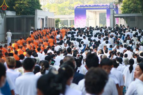 ภาพ No.107498:พิธีตักบาตรพระธรรมยาตราฯ ในโครงการธรรมยาตรากตัญญูบูชา มหาปูชนียาจารย์ พระมงคลเทพมุนี(สด จนฺทสโร) พระผู้ปราบมาร ปีที่ 12 ณ อนุสรณ์สถานมหาวิหารพระมงคลเทพมุนี อ.สองพี่น้อง จ.สุพรรณบุรี วันที่ 7 มกราคม พ.ศ. 2567
