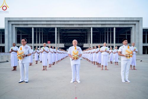 ภาพ No.216913:วันเสาร์ที่ 12 เมษายน พ.ศ. 2568 พิธีเวียนประทักษิณรอบพระมหาธรรมกายเจดีย์  พิธีวันทาเจดีย์ พิธีขอขมาและมอบผ้าไตร ในโครงการอุปสมบทหมู่ บูชาธรรมหลวงพ่อธัมมชโย, โครงการธรรมทายาท ระดับอุดมศึกษา รุ่นที่ 52 ,  โครงการบวชพระนานาชาติ AEC & WAB CEO รุ่นที่ 4 , ณ ว