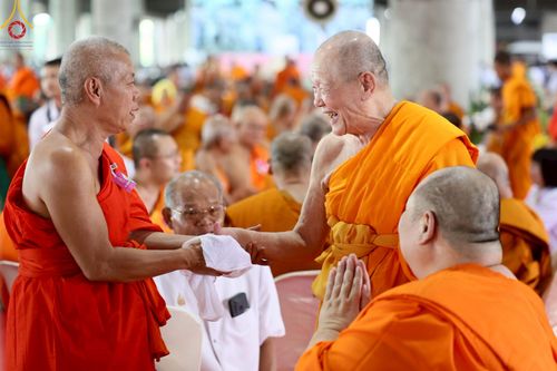 ภาพ No.221522:วันอังคารที่ 22 เมษายน พ.ศ. 2568 ภาพพิธีถวายมหาสังฆทานคณะสงฆ์ 40,000 กว่าวัดทั่วประเทศ เนื่องในวันคุ้มครองโลก ชุดที่ 2 (ปลื้มให้สมการรอคอย) ณ ลานธรรมพระมหาธรรมกายเจดีย์ วัดพระธรรมกาย