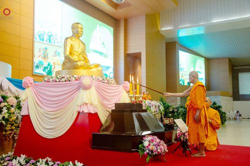 ภาพ No.88800:พิธีบูชาครูผู้ค้นพบวิชชาธรรมกาย วันศุกร์ที่ 29 กันยายน พ.ศ. 2566 วันเพ็ญขึ้น 15 ค่ำ เดือน 10 ณ วัดพระธรรมกาย