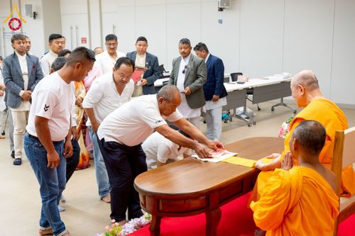 ภาพ No.222676:วันที่ 23 เมษายน พ.ศ. 2568 หลวงพ่อทัตตชีโวต้อนรับคณะสงฆ์เนปาล ณ อาคาร 100 ปี คุณยายมหารัตนอุบาสิกาจันทร์ ขนนกยูง วัดพระธรรมกาย