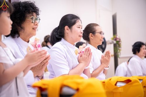 ภาพ No.144970:พิธีบรรพชา และอุปสมบท ธรรมทายาท โดยมี พระเดชพระคุณพระธรรมรัตนาภรณ์ เป็นพระอุปัชฌาย์ ยังความปลื้มปิติใจให้แก่ผู้ปกครอง และคณะญาติมิตร ณ วัดพระธรรมกายนิวเจอร์ซี  ประเทศสหรัฐอเมริกา