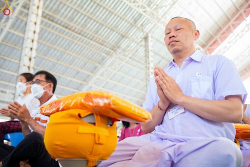 ภาพ No.101545:พิธีขอขมาและมอบผ้าไตร ในโครงการอุปสมบทบูชาธรรม มหาปูชนียาจารย์ พ.ศ. 2566 ณ ธุดงคสถานลำพูน ต.เหล่ายาว อ.บ้านโฮ่ง จ.ลำพูน  วันที่ 7 ธันวาคม พ.ศ. 2566