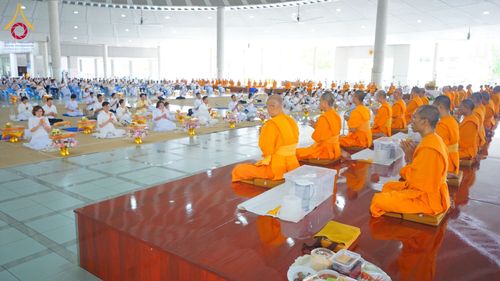 ภาพ No.210576:วันเสาร์ที่ 8 มีนาคม พ.ศ. 2568 พิธีสวดพระพุทธมนต์ และถวายภัตตาหารเมนูสวรรค์แด่พระภิกษุ สามเณร ณ หอฉันคุณยายอาจารย์ฯ วัดพระธรรมกาย