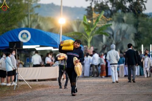 ภาพ No.103803:พิธีตักบาตรพระ 1,000 รูป ครั้งที่ 7 ถวายเป็นพุทธบูชา เพื่อช่วยเหลือคณะสงฆ์ 323 วัด 4 จังหวัดชายแดนภาคใต้ และถวายแด่คณะสงฆ์จังหวัดพิษณุโลก ณ ลานธรรมธุดงคสถานพิษณุโลก อ.วังทอง จ.พิษณุโลก วันที่ 24 ธันวาคม พ.ศ. 2566