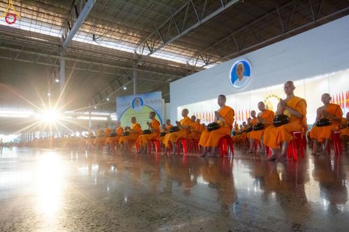 ภาพ No.158893:พิธีตักบาตร ในวันอาทิตย์ต้นเดือน วันที่ 6 ตุลาคม พ.ศ. 2567 ณ สภาธรรมกายสากล วัดพระธรรมกาย