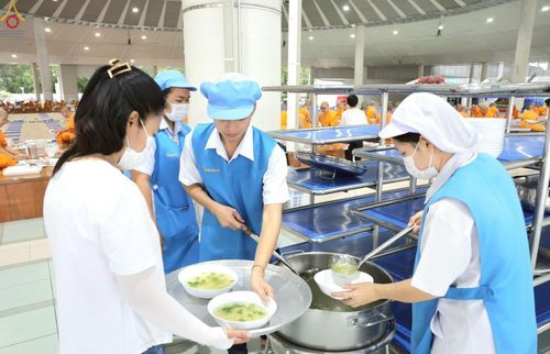 ภาพ No.230383:วันที่ 28 มิถุนายน พ.ศ. 2568 พิธีถวายภัตตาหารเมนูสวรรค์ เพื่อการบรรลุธรรม ณ หอฉันคุณยายอาจารย์ฯ วัดพระธรรมกาย