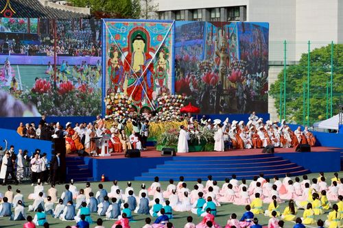 ภาพ No.229520:วันเสาร์ที่ 26 เมษายน พ.ศ. 2568 คณะพระภิกษุสามเณรในโครงการบรรพชาหมู่ 81 รูป  วัดภาวนาโซล ประเทศเกาหลีใต้ ได้ร่วมกับคณะสาธุชนคนไทยในเกาหลีใต้  ร่วมกันเดินขบวนอัญเชิญโคมดอกบัว  เพื่อบูชาแด่องค์สมเด็จพระสัมมาสัมพุทธเจ้า  ในงานเทศกาลวิสาขบูชานานาชาติ ประจำปี