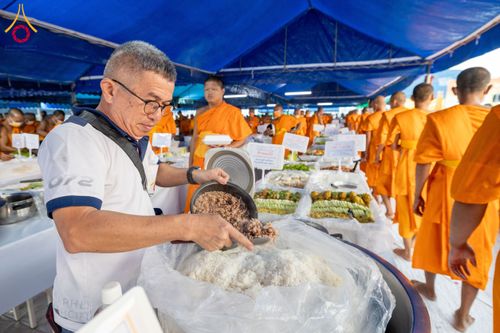 ภาพ No.201766:พิธีถวายภัตตาหารเป็นสังฆทาน แด่พระธรรมยาตรา ณ อนุสรณ์สถานบางปลา วัดบางปลา อำเภอบางเลน จังหวัดนครปฐม ในโครงการธรรมยาตรา กตัญญูบูชา มหาปูชนียาจารย์ พระมงคลเทพมุนี(สด จนฺทสโร) พระผู้ปราบมาร อนุสรณ์สถาน 7 แห่ง ปีที่ 13 วันที่ 26 มกราคม พ.ศ. 2568