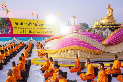 ภาพ No.194141:พระธรรมยาตราปฏิบัติธรรม และถ่ายภาพหมู่ประวัติศาสตร์ ณ วัดสองพี่น้อง ต.ต้นตาล อ.สองพี่น้อง จ.สุพรรณบุรี ในโครงการธรรมยาตรา กตัญญูบูชา มหาปูชนียาจารย์ พระมงคลเทพมุนี(สด จนฺทสโร) พระผู้ปราบมาร อนุสรณ์สถาน 7 แห่ง ปีที่ 13 วันที่ 12 มกราคม พ.ศ. 2568