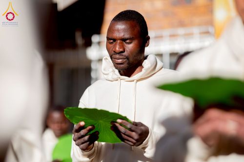 ภาพ No.231124:วันศุกร์ที่ 27 มิถุนายน พ.ศ. 2568 พิธีตัดปอยผมและพิธีปลงผมนาคธรรมทายาทแห่งทวีปแอฟริกา พ.ศ. 2568  โครงการบรรพชาอุปสมบทพระธรรมทายาทนานาชาติแห่งทวีปแอฟริกา ครั้งที่ 2 ณ วัดพระธรรมกายโจฮันเนสเบิร์ก สาธารณรัฐแอฟริกาใต้