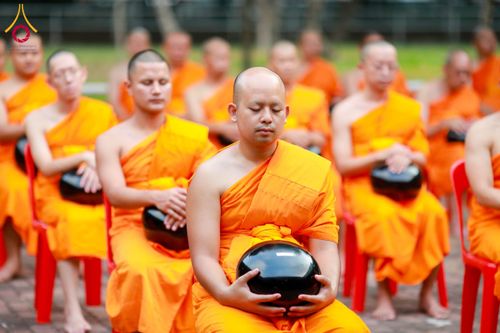 ภาพ No.61220:พิธีตักบาตรฉลองพระใหม่ รุ่นบูชาธรรมโครงการ 1-2 โครงการบรรพชาอุปสมบทหมู่ธรรมทายาท บูชาธรรมหลวงพ่อธัมมชโย 80 ปี ณ โถงช้างสำนักงานใหญ่ วัดพระธรรมกาย วันที่ 20 เมษายน พ.ศ. 2567