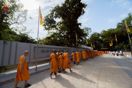 ภาพ No.233107:วันที่ 11 กรกฏาคม พ.ศ. 2568 พิธีอธิษฐานพรรษา ของคณะสงฆ์ ณ โบสถ์พระไตรปิฎก วัดพระธรรมกาย ต.คลองสาม อ.คลองหลวง จ.ปทุมธานี