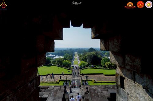 ภาพ No.224440:วันจันทร์ที่ 12 พฤษภาคม พ.ศ. 2568  ชาวพุทธในอินโดนีเซีย ร่วมฉลองวิสาขบูชาจุดประทีปกว่า 200,000 ดวง ณ พระมหาเจดีย์บรมพุทโธ  เจริญพุทธมนต์ถวาย “พระวชิรเกล้าเจ้าอยู่หัว”