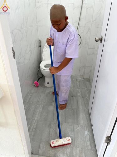 ภาพ No.133405:พิธีขอขมารับผ้าไตร, พิธีบรรพชาสามเณร, สามเณรออกบิณฑบาต ในโครงการบรรพชาสามเณร ฟื้นฟูพระพุทธศาสนาทั่วไทย  ณ ศูนย์ปฏิบัติธรรม และอบรมเยาวชนเมืองยะลา วันที่ 3 เมษายน พ.ศ. 2567