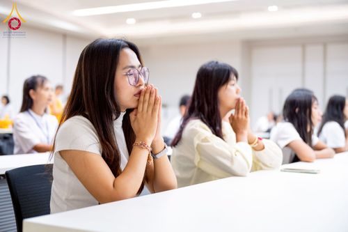 ภาพ No.222621:วันที่ 23 เมษายน พ.ศ. 2568 หลวงพ่อทัตตชีโวต้อนรับคณะสงฆ์เมียนมาร์ ณ อาคาร 100 ปี คุณยายมหารัตนอุบาสิกาจันทร์ ขนนกยูง วัดพระธรรมกาย