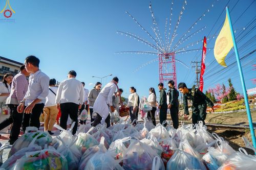 ภาพ No.187111:พิธีตักบาตรพระ ๕๐๐ รูป "สร้างบุญใหญ่ ส่งท้ายปีเก่า ต้อนรับปีใหม่ ๒๕๖๘" วันเสาร์ที่ ๒๘ ธันวาคม พ.ศ. ๒๕๖๗ ณ ถนนหน้าที่ว่าการอำเภอภูเรือ จังหวัดเลย