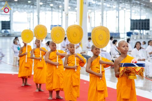 ภาพ No.237402:วันอาทิตย์ที่ 10 สิงหาคม พ.ศ.2568 พิธีมอบใบประกาศเกียรติคุณ โครงการสอบบาลี "ฉลองแชมป์" บูชาธรรม 80 ปี หลวงพ่อธัมมชโย ประจำปี 2568 และ พิธีมอบดวงแก้วสามเณรทรงบาลีไวยากรณ์ ณ สภาธรรมกายสากล วัดพระธรรมกาย ปทุมธานี