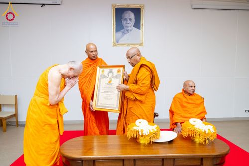 ภาพ No.223000:วันที่ 24 เมษายน พ.ศ. 2568 หลวงพ่อทัตตชีโวต้อนรับคณะสงฆ์ศรีลังกา ณ อาคาร 100 ปี คุณยายมหารัตนอุบาสิกาจันทร์ ขนนกยูง วัดพระธรรมกาย