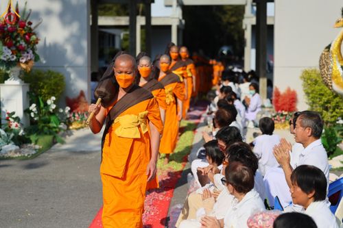 ภาพ No.110355:พิธีต้อนรับพระธรรมยาตรา ในโครงการธรรมยาตรากตัญญูบูชา มหาปูชนียาจารย์ พระมงคลเทพมุนี(สด จนฺทสโร) พระผู้ปราบมาร อนุสรณ์สถาน 7 แห่ง ปีที่ 12 วันที่ 11 มกราคม พ.ศ. 2567 ณ อนุสรณ์สถานลำดับที่ 3 สถานที่เกิดใหม่ในเพศสมณะ วัดสองพี่น้อง จ.สุพรรณบุรี