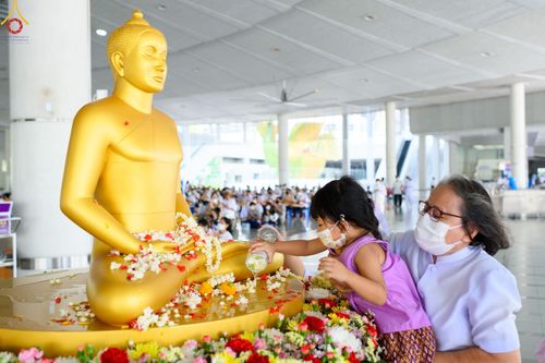 ภาพ No.80230:สาธุชนร่วมสรงน้ำพระและทำบุญ เนื่องในวันสงกรานต์ ณ หอฉันคุณยายอาจารย์ฯ วัดพระธรรมกาย วันที่ 13 เมษายน พ.ศ. 2566
