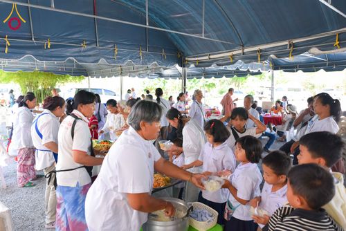 ภาพ No.313072:วันเสาร์ที่ 28 กุมภาพันธ์  พ.ศ. 2569 พิธีทอดผ้าป่าสามัคคีเพื่อสร้างอาคารที่พักสามเณร ณ ศูนย์ปฏิบัติธรรมสวนผึ้ง จ.ราชบุรี