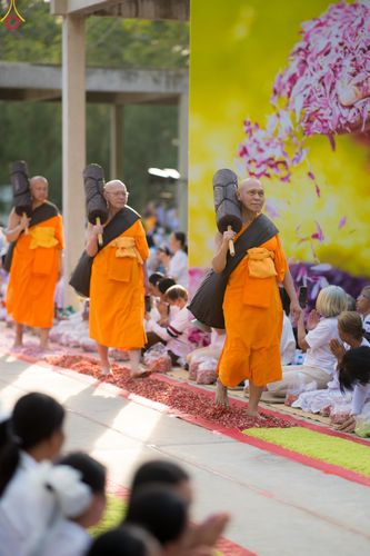 ภาพ No.287505:วันที่ 3 มกราคม พ.ศ. 2569 พิธีต้อนรับพระธรรมยาตรา ในโครงการธรรมยาตรา กตัญญูบูชา มหาปูชนียาจารย์ พระมงคลเทพมุนี(สด จนฺทสโร) พระผู้ปราบมาร อนุสรณ์สถาน 7 แห่ง ปีที่ 14 ณ อนุสรณ์สถานมหาวิหารพระมงคลเทพมุนี (โลตัสแลนด์) อ.สองพี่น้อง จ.สุพรรณบุรี