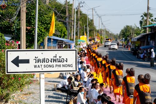 ภาพ No.292847:วันที่ 11 มกราคม พ.ศ. 2569 พิธีต้อนรับพระธรรมยาตรา ณ อนุสรณ์สถานลำดับที่ 3 สถานที่เกิดในเพศสมณะ วัดสองพี่น้อง อำเภอสองพี่น้อง จังหวัดสุพรรณบุรี ในโครงการธรรมยาตรา กตัญญูบูชา มหาปูชนียาจารย์ พระมงคลเทพมุนี(สด จนฺทสโร) พระผู้ปราบมาร อนุสรณ์สถาน 7 แห่ง ปีที