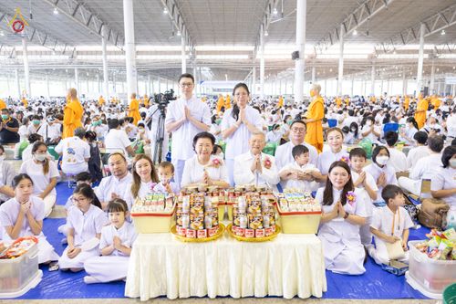 ภาพ No.76774:พิธีตักบาตรข้าวสารอาหารแห้ง  ณ บ้านแก้วเรือนทองคุณยายฯ สภาธรรมกายสากล  วัดพระธรรมกาย จ.ปทุมธานี  ในวันอาทิตย์ต้นเดือนที่ 6 มีนาคม พ.ศ. 2566