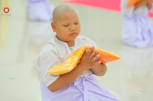 ภาพ No.319893:วันเสาร์ที่ 4 เมษายน พ.ศ.2569 พิธีตัดปอยผมและปลงผม พิธีขอขมาผู้ปกครองและมอบผ้าไตร พิธีบรรพชาและถวายบาตร ณ ศูนย์ปฏิบัติธรรมและศูนย์อบรมเยาวชนเพชรบุรี  ต.ท่าแลง อ.ท่ายาง จ.เพชรบุรี