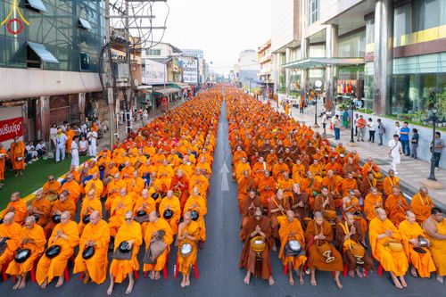 ภาพ No.343161:วันอาทิตย์ที่ 16 สิงหาคม พ.ศ.2569 พิธีตักบาตรพระ 10,000 รูป นานาชาติ ปีที่ 23 คณะสงฆ์ 4 ประเทศ 14 จังหวัดภาคใต้ น้อมถวายเป็นพุทธบูชา ทำบุญเพื่อแม่- พ่อ ณ ถนนนิพัทธ์อุทิศ 3 อ.หาดใหญ่ จ.สงขลา