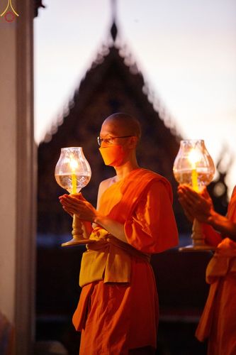 ภาพ No.73306:พิธีจุดประทีปถวายเป็นพุทธบูชา และบูชาธรรมมหาปูชนียาจารย์ ในโครงการธรรมยาตรากตัญญูบูชา มหาปูชนียาจารย์ พระมงคลเทพมุนี(สด จนฺทสโร) พระผู้ปราบมาร ปีที่ 11 ณ อนุสรณ์สถานลำดับที่ 4 สถานที่เกิดด้วยกายธรรม วัดโบสถ์ (บน) บางคูเวียง อ.บางกรวย จ.นนทบุรี วันที่ 21 