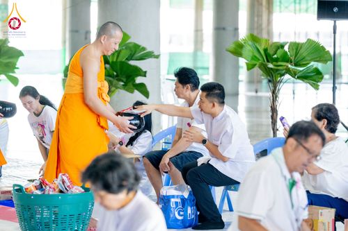 ภาพ No.336598:วันอาทิตย์ที่ 21 มิถุนายน 2569  พิธีตักบาตรพระใหม่ โครงการอุปสมบทหมู่ รุ่นผู้บริหาร  ณ วิหารคด วัดพระธรรมกาย