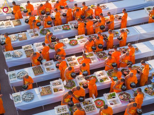 ภาพ No.106089:พิธีถวายภัตตาหารเป็นสังฆทาน แด่คณะพระธรรมยาตราฯ ในโครงการธรรมยาตรากตัญญูบูชา มหาปูชนียาจารย์ พระมงคลเทพมุนี(สด จนฺทสโร) พระผู้ปราบมาร อนุสรณ์สถาน 7 แห่ง ปีที่ 12 วันที่ 3 มกราคม พ.ศ. 2567 ณ อนุสรณ์สถานโลตัสแลนด์ จ.สุพรรณบุรี