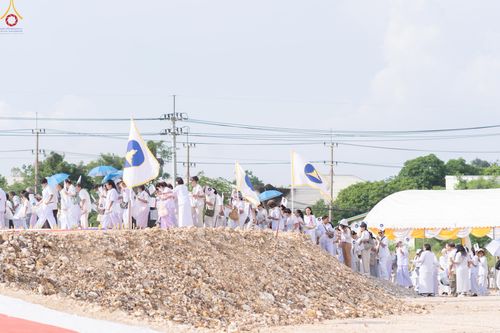 ภาพ No.331436:วันที่ 31 พฤษภาคม พ.ศ.2569 พิธีทอดผ้าป่าและตอกเสาเข็มมงคลต้นแรก องค์พระเจดีย์เพื่อสร้างสันติภาพโลก  ณ ธุดงคสถานพัฒนานิคม จังหวัดลพบุรี