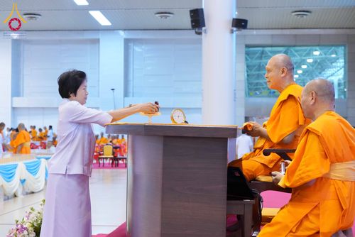 ภาพ No.338045:วันอาทิตย์ต้นเดือน 5 กรกฎาคม พ.ศ.2569 สัมมนาพิเศษ พิธีมอบพระของขวัญ ณ ห้องแก้วสารพัด1 วัดพระธรรมกาย
