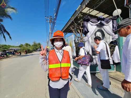 ภาพ No.300601:ภาพเบื้องหลังอาสาสมัครรวมใจ ชุดที่ 3 ในโครงการธรรมยาตรา กตัญญูบูชา มหาปูชนียาจารย์ พระมงคลเทพมุนี(สด จนฺทสโร) พระผู้ปราบมาร อนุสรณ์สถาน 7 แห่ง ปีที่ 14