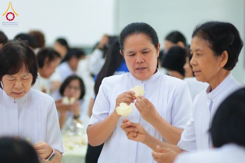 ภาพ No.327512:วันศุกร์ที่ 1 พฤษภาคม พ.ศ. 2569 รวมใจพสกนิกรชาวอำเภอคลองหลวง ประดิษฐ์ดอกไม้จันทน์ เพื่อใช้ในพิธีถวายดอกไม้จันทน์ในงานพระราชพิธีถวายพระเพลิงพระบรมศพ สมเด็จพระนางเจ้าสิริกิติ์ พระบรมราชินีนาถ พระบรมราชชนนีพันปีหลวง ณ วัดพระธรรมกาย