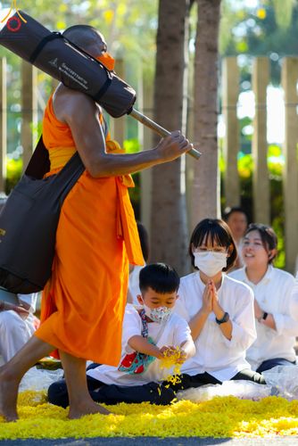 ภาพ No.105716:พิธีต้อนรับพระธรรมยาตรา ในโครงการธรรมยาตรากตัญญูบูชา มหาปูชนียาจารย์ พระมงคลเทพมุนี(สด จนฺทสโร) พระผู้ปราบมาร อนุสรณ์สถาน 7 แห่ง ปีที่ 12 วันที่ 3 มกราคม พ.ศ. 2567 ณ อนุสรณ์สถานโลตัสแลนด์ จ.สุพรรณบุรี