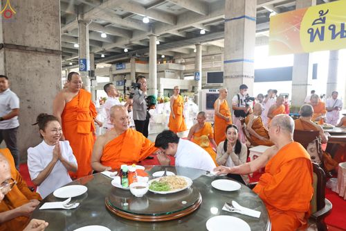 ภาพ No.323492:วันที่ 22 เมษายน พ.ศ.2569(วันคุ้มครองโลก) งานถวายมหาสังฆทาน 40,000 กว่าวัดทั่วประเทศ การเดินทางเข้าวัด , การต้อนรับปฏิสันถารพระสังฆาธิการ  ,  การจัดเตรียมภัตตาหาร , การลงทะเบียน