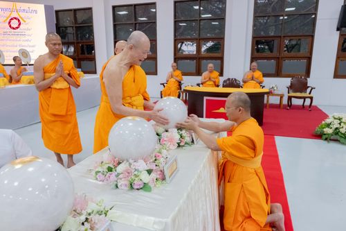 ภาพ No.294282:วันอาทิตย์ที่ 14 ธันวาคม พ.ศ.2568 พิธีเจริญพระพุทธมนต์สมโภชดวงแก้วลูกนิมิตเอก และดวงแก้วนิมิตปฏิบัติธรรม อัญเชิญประดิษฐาน  ณ วัดพระธรรมกายในประเทศสหรัฐอเมริกาและประเทศเยอรมนี 7 แห่ง ณ อาคารปลูกศรัทธา 2 วัดพระธรรมกาย