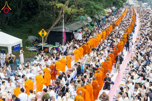 ภาพ No.285951:วันเสาร์ที่ 13 ธันวาคม พ.ศ.2568 พิธีตักบาตรพระภิกษุสามเณร 1,000 รูป ณ บริเวณหน้าอุทยานแห่งชาติเขาใหญ่ อำเภอปากช่อง จ.นครราชสีมา