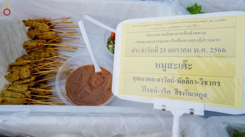 ภาพ No.73925:พิธีถวายภัตตาหารเป็นสังฆทาน แด่คณะพระธรรมยาตราฯ ในโครงการธรรมยาตรากตัญญูบูชา มหาปูชนียาจารย์ พระมงคลเทพมุนี(สด จนฺทสโร) พระผู้ปราบมาร อนุสรณ์สถาน 7 แห่ง ปีที่ 11 วันที่ 23 มกราคม พ.ศ. 2566