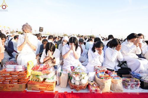 ภาพ No.74792:พิธีตักบาตรพระธรรมยาตราฯ ในโครงการธรรมยาตรากตัญญูบูชา มหาปูชนียาจารย์ พระมงคลเทพมุนี(สด จนฺทสโร) พระผู้ปราบมาร ปีที่ 11 ณ อนุสรณ์สถานลำดับที่ 5 สถานที่เผยแผ่วิชชาธรรมกายครั้งแรก อนุสรณ์สถานบางปลา วัดบางปลา อ.บางเลน จ.นครปฐม วันที่ 29 มกราคม พ.ศ. 2566